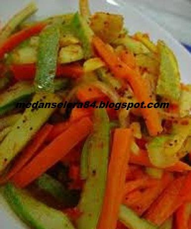 Resepi acar timun mentah yang sesuai dimakan bersama nasi minyak, nasi tomato atau jangan tambah air di dalam acar kerana dengan perlahan air dari buah nenas dan timun akan keluar sendiri. DAPUR MASAKAN: RESEPI ACAR TIMUN