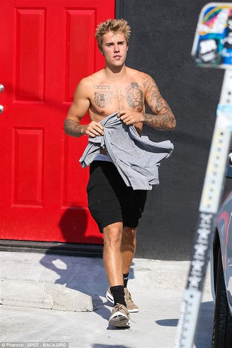 Shirtless Justin Bieber Shows Off His Bulging Biceps In La Daily Mail