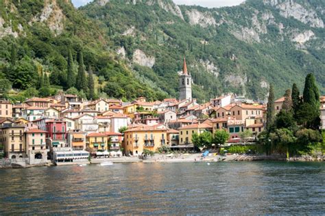 Varenna wordt gebouwd op een rots bij de voet van een berg die bijna verticaal boven het toeneemt, die het skelet van een geruïneerd oud kasteel verlaat dat aan de hemel wordt blootgesteld. Varenna: één van de mooiste dorpjes van Italië