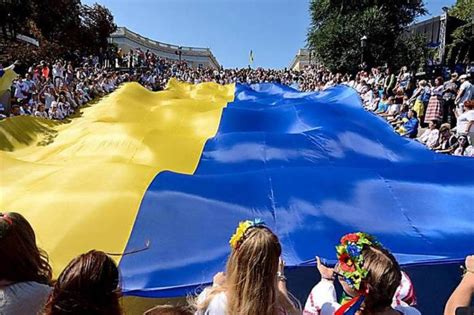 Від Чернівців до Донбасу як українці День прапора відзначають ФОТО