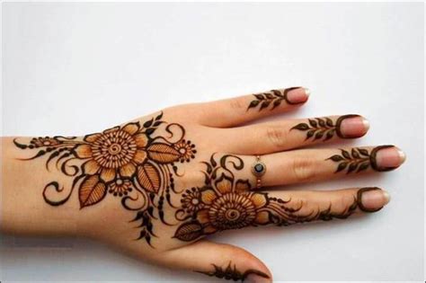 Tapi coba perhatikan bagaimana detailnya. 100 Gambar Henna Tangan yang Cantik dan Simple Beserta ...