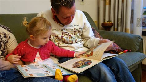 fotos gratis libro persona gente niña jugar leyendo niño libros niñito nieto abuelo