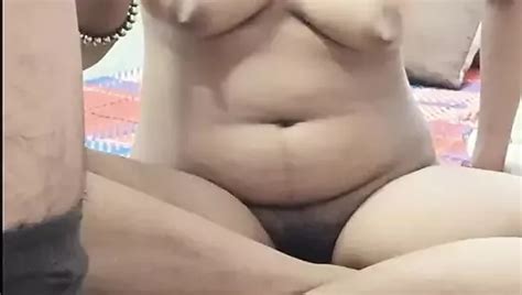 印度德西 Bhabi 毛茸茸的阴户显示大屁股 Xhamster