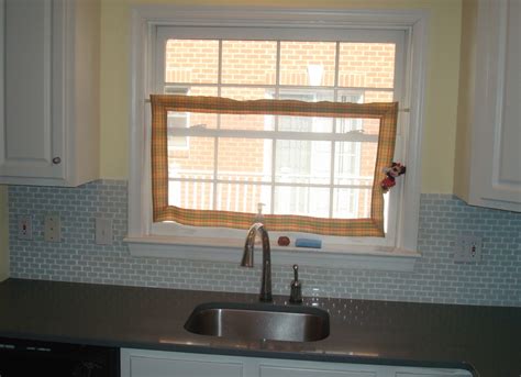 Sometimes there will be very small areas of wall between windows and a counter or cabinet. STRAIGHT EDGE TILE: Glass Tile Back Splash