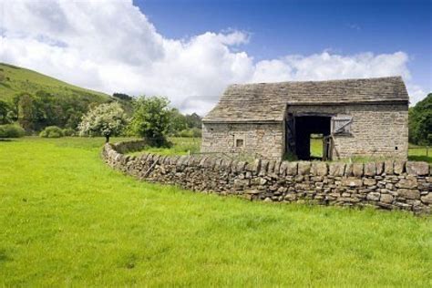 Barn In Derbyshire England Old Barns Stone Barns Country Barns