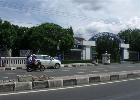 We need a new palace with larger space. Kampus Universitas Majalengka. Jalan KH Abdul Halim ...