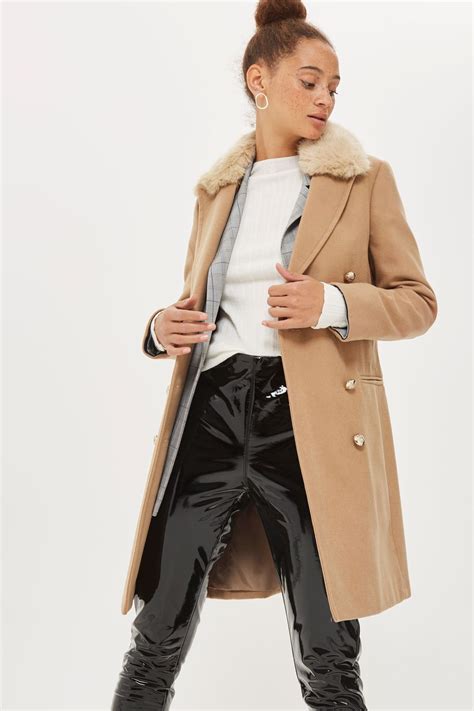 The camel coat is key to autumnal dressing for its flattering cuts, gorgeously versatile shades and sleek simplicity. Faux Fur Collar Coat in 2019 | Fur clothing, Fur collar ...