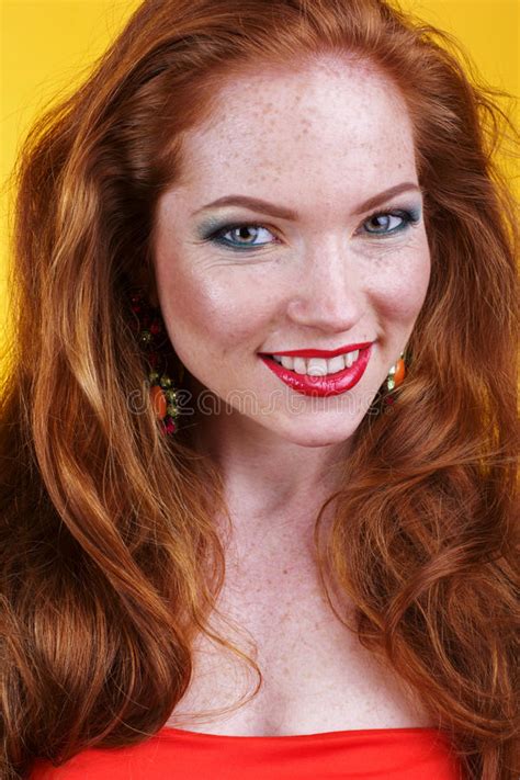 Gezicht Van Redheaded Meisje Met Maniermake Up Stock Afbeelding Image Of Liefde Portret 67319673