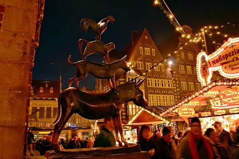 The donkey is the first to set out on the road to bremen. Bremer Stadtmusikanten Weihnachtsmarkt Bremen 2013 Foto ...