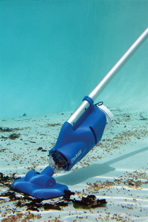 Alimenté par une batterie rechargeable en lithium. Catfish Battery Powered Swimming Pool Vacuum ...