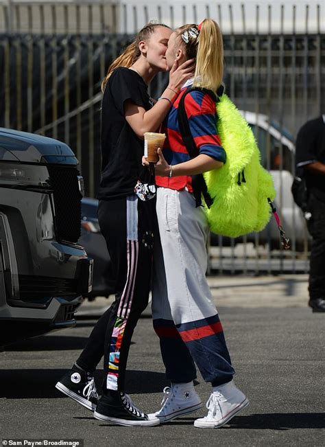 Jojo Siwa Kisses Her Girlfriend Before Heading Into Dwts Practice With