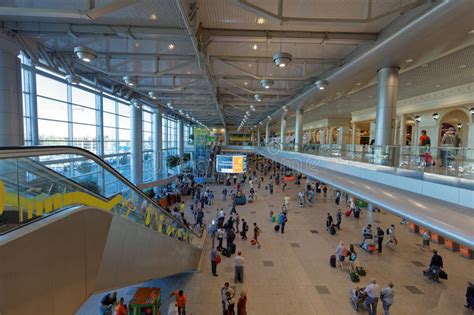 Memaparkan semua lapangan terbang riga lapangan terbang antarabangsa addis abeba lapangan terbang antarabangsa zagreb vie vienna lapangan terbang antarabangsa vienna, austria. Passeggeri Nel Terminale Dell'aeroporto Di Domodedovo ...