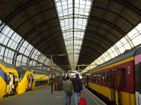 Grupos en nuestro tour gratuito no se admiten reservas para más de 6 personas. Interior de la Estacion Central de Ámsterdam