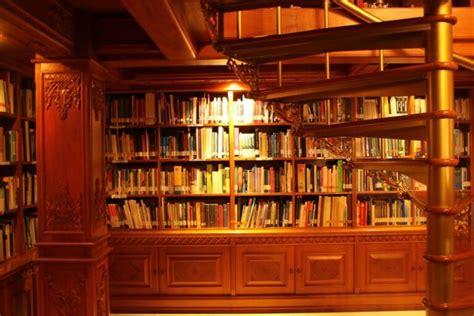 7 Rak Buku Perpustakaan Pribadi Tokoh Terkenal Idaman Bookworm