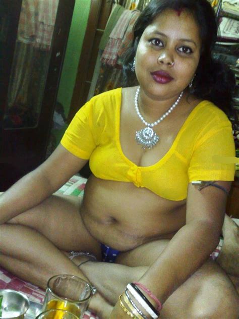 Bengali Mature Aunty Nude In Yellow Saree Pornhugocom