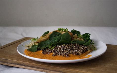 Salada De Quinoa E Legumes Com Frango Grelhado Sabor Sal