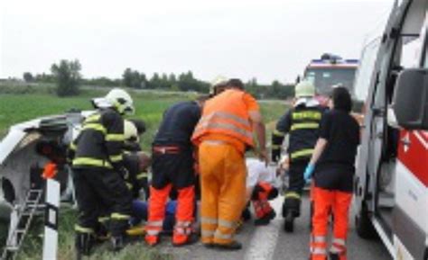 Ku zranenému šoférovi sa nedalo dostať hasičom pomohol navijak