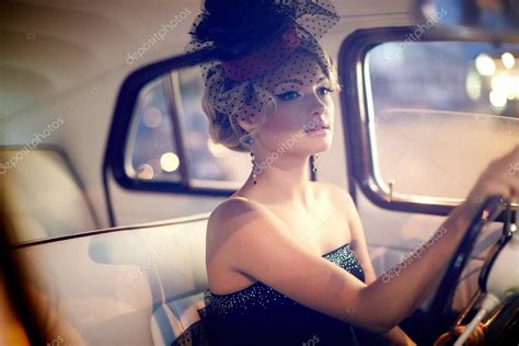 Sch Ne Sexy Frau Sitzt In Alten Auto Im Retro Stil Stockfotografie