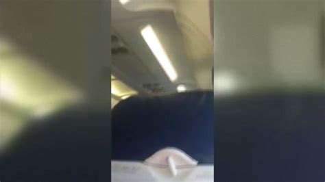 Video Flight Crew Booed After Woman Kicked Off Flight Abc News