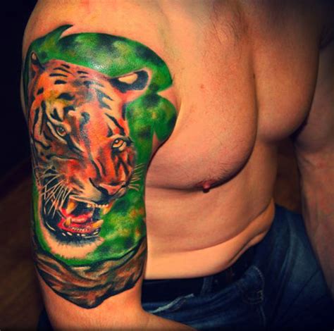 piękny tygrys tatuaż na ramieniu