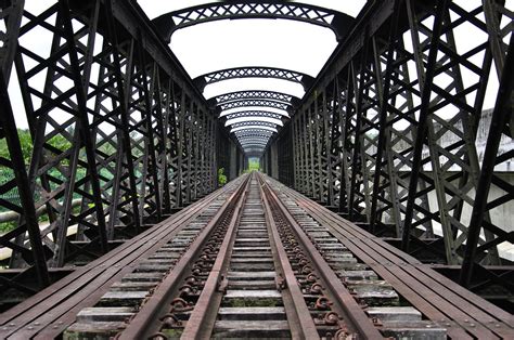 Jambatan yang merentangi sungai perak ini mula dibina pada tahun 1897, dan merupakan antara jambatan kereta api tertua di malaysia. Jambatan Victoria: 120 Merentasi Sungai Perak - LIBUR