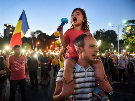 Tens Of Thousands Of Romanians Protest Corruption Demand New