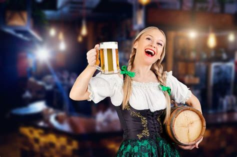 Giovane Cameriera Di Bar Sexy Di Oktoberfest Portando Un Vestito Bavarese Tradizionale Grandi