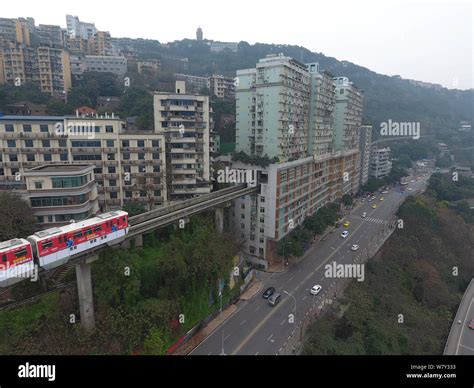 Un tren subterráneo de Chongqing Light Rail Line 2 llega a la estación