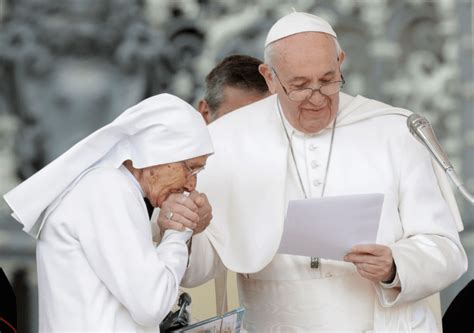El Papa Francisco Vuelve A Permitir Que Le Besen El Anillo