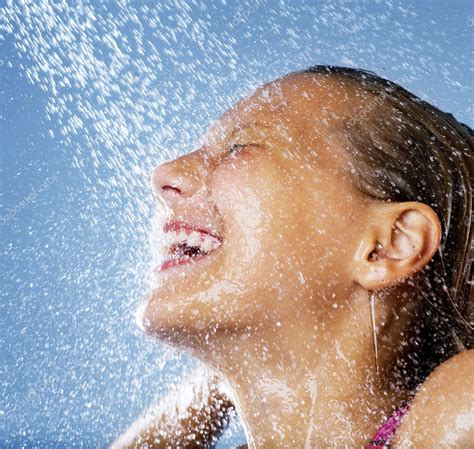 Chica joven y feliz duchándose Baño fotografía de stock Subbotina