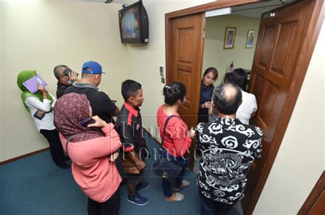 Kompleks kerajaan persekutuan (jalan simpang tiga) 93350 kuching, sarawak malásia. Keluarga tahanan di Kemboja dipanggil ke Pejabat Wilayah ...