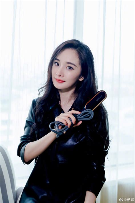 Stuning Chinese Actress Yang Mi Biography