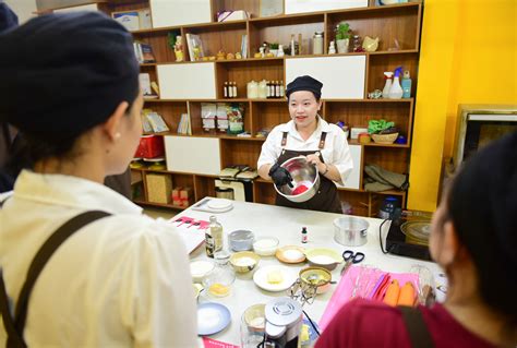 Vietnamese Couples Celebrate Valentine S Day With Baking Workshop Tuoi Tre News