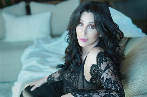 Cher Compie 70 Anni 15 Look E 15 Canzoni Da Non Perdere Gay It
