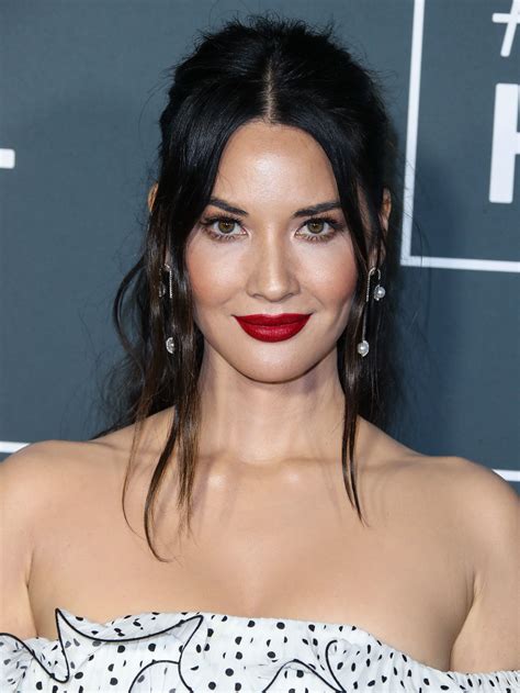 Critics Choice Awards 2019 The Best Skin Hair And Makeup Looks On