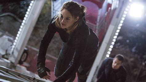 Review In ‘divergent ’ Jolted Awake By Fear And Romance The New York Times