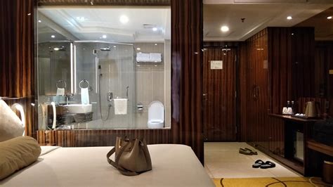 This hotel is 1 km from the centre of malacca and 14 minutes by car. Ruang mandi dan bilik hanya dipisahkan dengan sekeping ...