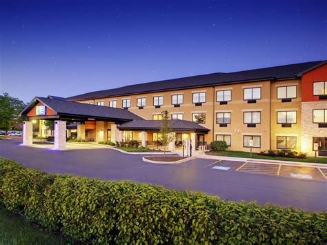 Hotels in Aurora, IL | Holiday Inn Express & Suites Aurora-Naperville