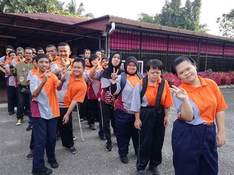 Batu caves is a limestone hill that has a series of caves and cave temples in gombak, selangor, malaysia. rumah-amal-kulim - Hati | Serving the community