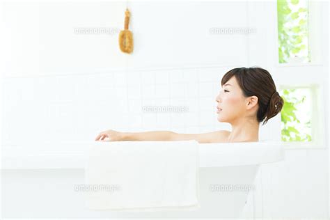 入浴中の若い女性[10736002006]の写真素材・イラスト素材｜アマナイメージズ