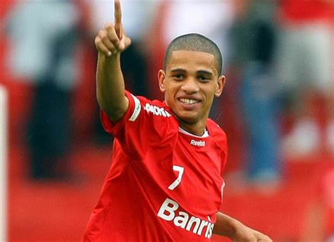 Taison barcellos freda, known as taison, is a brazilian footballer who plays as a midfielder for campeonato brasileiro série a club internac. Taison, sucesso no Inter e na Europa. (com imagens) | Taison