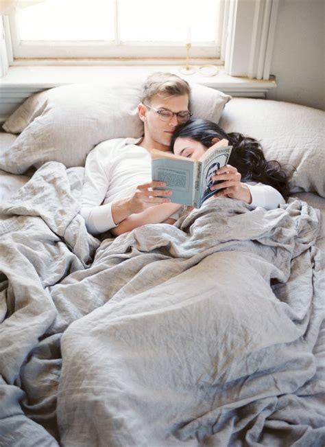 Pareja De Novios Recostados En La Cama Mientras él Le Esta Leyendo Un Libro Couple Goals Cute