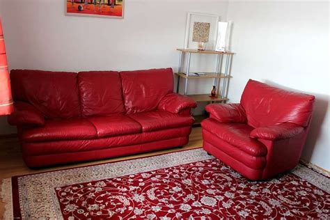 +49 (0) 5 21 / 30 56 84 84. Wohnzimmer Sofa und Sessel in Echtleder inkl. Teppich. 4 ...
