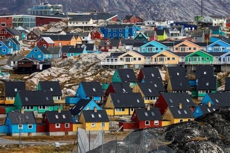 Воспитать «новую элиту» не удалось: коренные жители Гренландии требуют