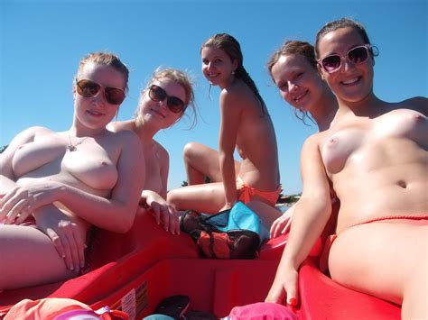 Amateur Group Bikini Nude Sexiezpicz Web Porn