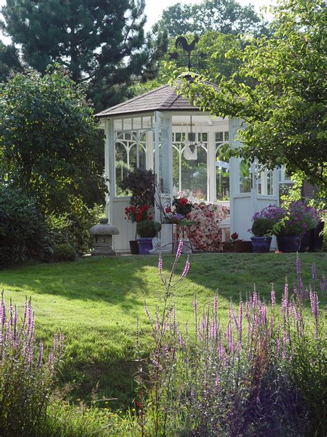 Faltpavillons können beispielsweise ganz praktisch mobil eingesetzt werden (z.b. Pavillon im Garten: Klassisch, modern oder individuell?