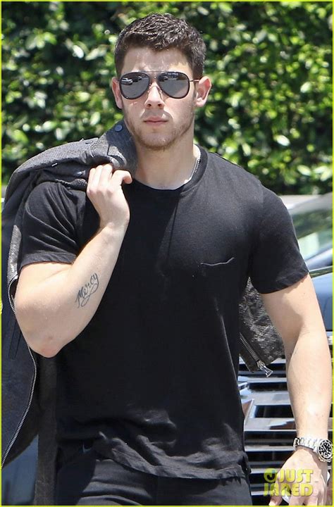 photo nick jonas shows off his buff biceps in a tight t shirt 03 photo 3934165 just jared