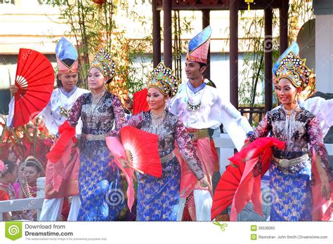 Danza Tradicional Del Malay Imagen Editorial Imagen De Ventilador