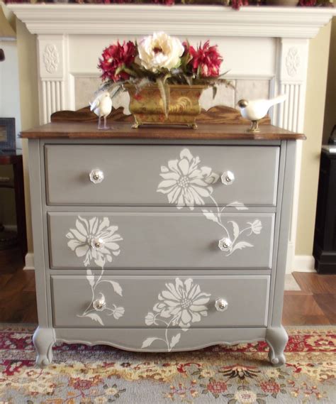The main reason people tend to think that chalk paint is the best paint for furniture is due to the appearance it gives. Flower stencil with homemade chalk paint | Redo furniture ...