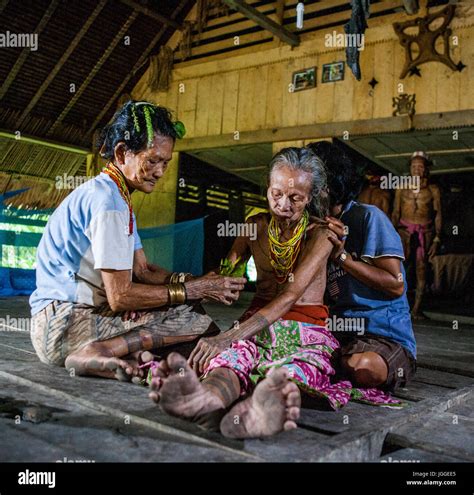 Mentawai Woman Hi Res Stock Photography And Images Alamy